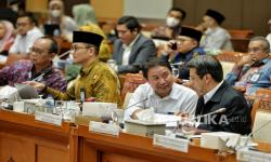 Direktorat Jenderal Penyelenggeraan Haji dan Umroh Hilman Latief (kedua kanan) bersama Kepala Badan Pelaksana Badan Pengelola Keuangan Haji (BPKH) Fadlul Imansyah (kedua kiri) saat mengikuti rapat dengar pendapat dengan Komisi VIII DPR RI di Kompleks Parlemen, Senayan, Jakarta, Selasa (14/2/2023). Rapat tersebut membahas tentang biaya perjalanan ibadah haji tahun 2023.