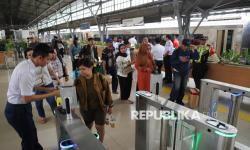 In Picture: Stasiun Senen Berangkatkan 42.760 Penumpang pada H-1 Natal