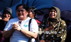 In Picture: Unik, Puluhan Perempuan di Solo Ikuti Lomba Menangis