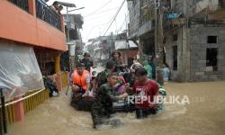 Basarnas Pekanbaru Evakuasi Bayi Tiga Bulan Terjebak Banjir Sedalam Dua Meter