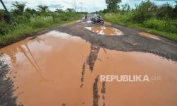 In Picture: Tak Tersentuh Pembangunan, Begini Penampakan Jalan Rusak di Tanjung Jabung Timur