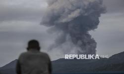 Petugas penyelamat mengamati erupsi Gunung Dukono di Halmahera Utara, Sabtu (9/5/2026). 