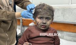 Seorang anak Palestina yang terluka menunggu untuk mendapatkan perawatan di Rumah Sakit Al-Shifa setelah tentara Israel melancarkan serangan di berbagai wilayah Kota Gaza yang melanggar gencatan senjata pada Rabu (19/11/2025). Serangan Israel mengakibatkan sejumlah warga Gaza syahid termasuk anak-anak.