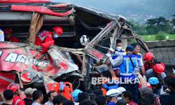 In Picture: Bus Pariwisata Kecelakaan di Tol Pandaan-Malang, Empat Orang Meninggal Dunia