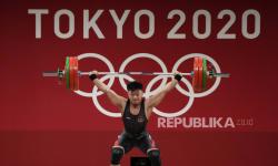 Rahmat Erwin Abdullah dari Indonesia berlaga di cabang olahraga angkat besi 73kg putra, pada Olimpiade Musim Panas 2020, Rabu, 28 Juli 2021, di Tokyo, Jepang.