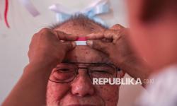 Pengasuh memasangkan stiker bendera Merah Putih kepada warga lanjut usia (lansia) dalam menyemarakkan HUT ke-80 Kemerdekaan Republik Indonesia di Panti Werda Pengayoman, Semarang, Jawa Tengah, Kamis (7/8/2025).  (ILUSTRASI)