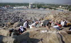 Umat muslim dari berbagai negara mencoba mendaki ke atas Jabal Rahmah di Makkah, Arab Saudi (ilustrasi)