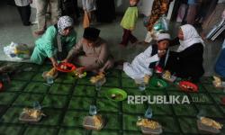 In Picture: Peringati 10 Muharram, Masjid Ki Gede Suro Santuni Anak Yatim