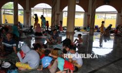 In Picture: Rumahnya Terendam Banjir, Puluhan Warga Medan Mengungsi di Masjid