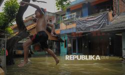 Banjir di Perempatan Delta Mas Bekasi Bikin Puluhan Kendaraan Mogok, Jababeka Dikepung Air