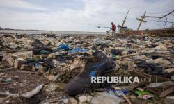 In Picture: Tumpukan Sampah di Pantai Dadap Ganggu Aktivitas Nelayan