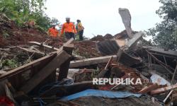 In Picture: Hujan Deras Sebabkan Longsor di Jombang, Empat Rumah Rusak Berat