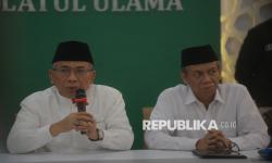 Ketua Umum Pengurus Besar Nahdlatul Ulama (PBNU) Yahya Cholil Staquf atau Gus Yahya didampingi Sekjen PBNU Amin Said Husni menyampaikan keterangan terkait dinamika kepengurusan di Kantor PBNU, Jakarta, Rabu (3/12/2025). Dalam kesempatan tersebut, Gus Yahya menegaskan bahwa dirinya tetap menjabat sebagai Ketua Umum PBNU hasil Muktamar NU ke-34 di Lampung. Selain itu, Pengurus Besar Nahdlatul Ulama (PBNU) saat ini tetap menjalankan tugas-tugas yang menjadi kewajibannya bersama seluruh struktur kepengurusan di semua tingkatan dan tidak ada satu pun agenda atau program yang mengalami hambatan dalam pelaksanaannya, termasuk telah mengoordinasikan langkah-langkah untuk berkontribusi dalam penanggulangan dampak bencana alam di berbagai daerah yang sedang terjadi.