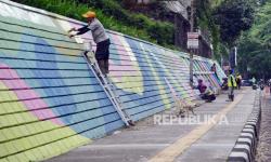 In Picture: Petugas Bersihkan Mural Babakan Siliwangi dari Coretan Vandalisme