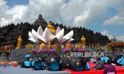 Umat Buddha Lakukan Detik-detik Waisak di Pelataran Candi Borobudur