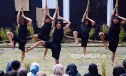 In Picture: Pentas Bedol Desa oleh Teater Ode Tanah II di Bandung
