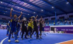 Tim futsal Jawa Barat melakukan selebrasi usai menang melawan tim futsal Nusa Tenggara Barat pada semi final Futsal PON Papua di Gor SP 2, Kabupaten Mimika, Papua, Jumat (1/10/2021). Tim futsal Jawa Barat berhasil melaju ke final usai mengalahkan tim futsal Nusa Tenggara Barat dengan skor akhir 1-0. 