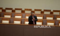 Calon Gubernur Bank Indonesia Perry Warjiyo memberikan salam kepada para anggota DPR saat Sidang Paripurna di Kompleks Parlemen, Senayan, Jakarta, Selasa (21/3/2023).