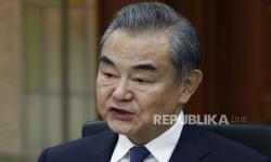 Prabowo Terima Kunjungan Menlu China Wang Yi di Kantor Kemenhan