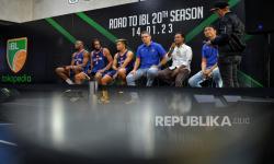 Pebasket Pelita Jaya Bakrie Dominique Sutton, Mike Lester, Andakara Prastawa, pelatih Djordje Jovicic, Presiden Klub Pelita Jaya Bakrie Andiko Purnomo, dan Direktur Teknik Fictor Roring (kiri-kanan) saat konferensi pers IBL belum lama ini.