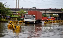 Gotong-Royong BPBD Gabungan Atasi Banjir Rob Semarang