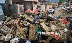 In Picture: Warga Keluhkan Sampah Sisa Banjir yang Menumpuk di Cililitan