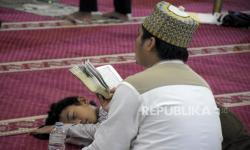 Umat muslim membaca Alquran (tadarus) saat beritikaf pada sepuluh malam terakhir Ramadhan 1443 H di Masjid Pusdai, Kota Bandung, Sabtu (23/4/2022) dini hari. Mengapa Ada Surah-Surah dalam Alquran yang Terputus? 
