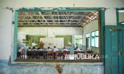 Siswa mengikuti kegiatan belajar mengajar di ruang kelas SDN Jayamukti, Kabupaten Tasikmalaya, Jawa Barat, Senin (27/4/2026).