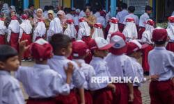 Sejumlah pelajar Sekolah Dasar (SD) bersalaman dengan guru saat halalbihalal  di SD N Proyonanggan 03, Kabupaten Batang, Jawa Tengah, Senin (30/3/2026).
