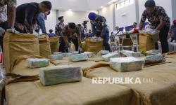 In Picture: TNI AL Gagalkan Penyelundupan 1,2 Ton Kokain dan 705 Kg Sabu