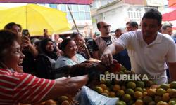 In Picture: Bobby Nasution Kampanye di Pasar Kabanjahe, Beli Ayam dan Sapa Pedagang