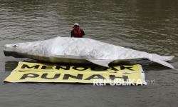 In Picture: Bawa Replika Ikan, Aktivis Lingkungan Gelar Aksi di Sungai Kalimas