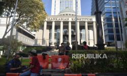 Suasana jelang sidang putusan Perselisihan Hasil Pemilihan Umum (PHPU) Pilpres 2024 di Gedung Mahkamah Konstitusi, Senin (22/4/2024). MK akan menggelar sidang putusan perkara perselisihan hasil pemilihan umum presiden dan wakil presiden 2024 pada hari ini pukul 09.00 WIB.