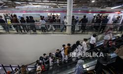 KAI Commuter Line Tambah Jadwal KRL dan Petugas di Stasiun Manggarai