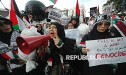 In Picture: Massa Gelar Aksi di Jalan Asia Afrika, Kecam Blokade Israel terhadap Gaza