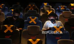 Seorang penonton duduk di dalam bioskop menunggu film dimulai, (ilustrasi).