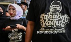 Pendukung menghadiri sidang putusan praperadilan atas penetapan tersangka Yaqut Cholil Qoumas oleh KPK di Pengadilan Negeri Jakarta Selatan, Jakarta, Rabu (11/3/2026). Hakim tunggal Sulistyo Muhamad Dwi Putro menolak permohonan praperadilan mantan Menteri Agama Yaqut Cholil Qoumas atas status tersangkanya dalam kasus dugaan korupsi penentuan kuota dan penyelenggaraan ibadah haji di Kementerian Agama tahun 2023-2024. 