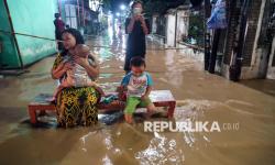 In Picture: Ratusan Rumah di Tulungagung Terendam Banjir Akibat Tanggul Jebol