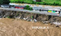 In Picture: Debit Bendungan Rolak Songo Naik, Jalan Raya di Sidoarjo Ambrol Tergerus Air Sungai