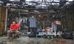 In Picture: Pantang Putus Asa, Pedagang Pasar Taman Puring Kembali Berjualan Pascakebakaran