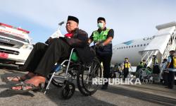 In Picture: 393 Jamaah Haji Kloter Pertama Aceh Tiba di Tanah Air