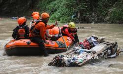 In Picture: Buang Sampah di Sungai Masih Jadi Kebiasaan Warga yang Sulit Dihilangkan