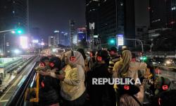 In Picture: Menikmati Suasana Malam Jakarta dari Bus Atap Terbuka