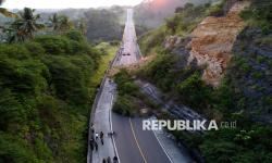 In Picture:  Tertutup Longsor, Arus Lalin di Jalan Gorontalo Outer Ring Road Lumpuh