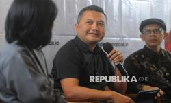 Founder Drone Emprit Ismail Fahmi (tengah) menyampaikan paparan bersama Tenaga Ahli Utama Kantor Komunikasi Kepresidenan Ujang Komarudin (kanan) saat menjadi narasumber dalam diskusi publik bertema Komunikasi Merah Putih  di Jakarta, Ahad (11/5/2025). Diskusi yang diselenggarakan dalam rangka Dies Natalis ke-64 Universitas Prof. Dr. Moestopo (Beragama) ini membahas pentingnya komunikasi dalam penyampaian informasi pemerintah guna membangun kepercayaan publik. Selain itu, turut dibahas peran media dalam menumbuhkan semangat kebangsaan melalui jurnalisme yang bertanggung jawab.