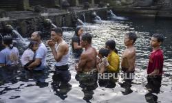 Mengenal Melukat, Ritual Pembersihan Diri dan Memuliakan Air di Bali