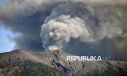 Santri dan Warga Bantu Korban Erupsi Gunung Marapi