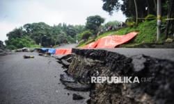 In Picture: Jalan di Batu Tulis Bogor Ambles Sepanjang 50 Meter