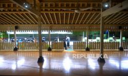Jamaah usai sholat Ashar di Masjid Keraton Soko Tunggal, Yogyakarta, Senin (28/11/2022). Doa Masuk dan Keluar Masjid Sesuai Tuntunan Nabi Muhammad SAW