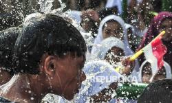 In Picture: Gembiranya Anak di Jambi Dapat Bantuan Akses Air Bersih
